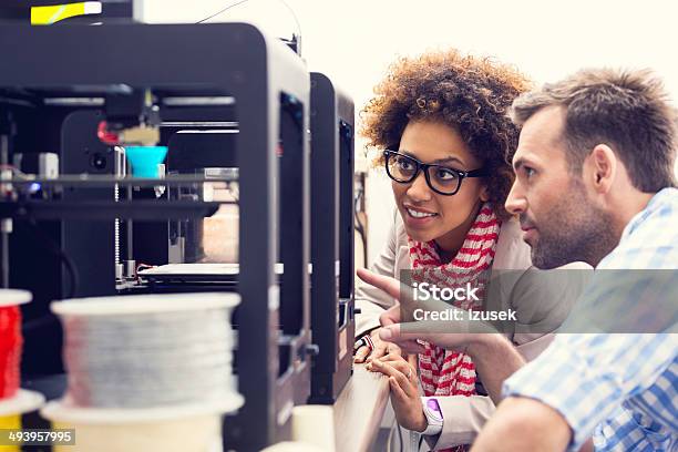 studenten bekijken 3d printer